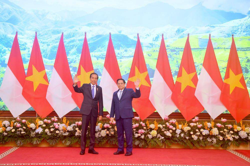 Presiden RI Joko Widodo bersama dengan PM Vietnam Pham Minh Chinh di Hanoi, Vietnam. (dok. Rusman - Biro Pers Sekretariat Presiden)