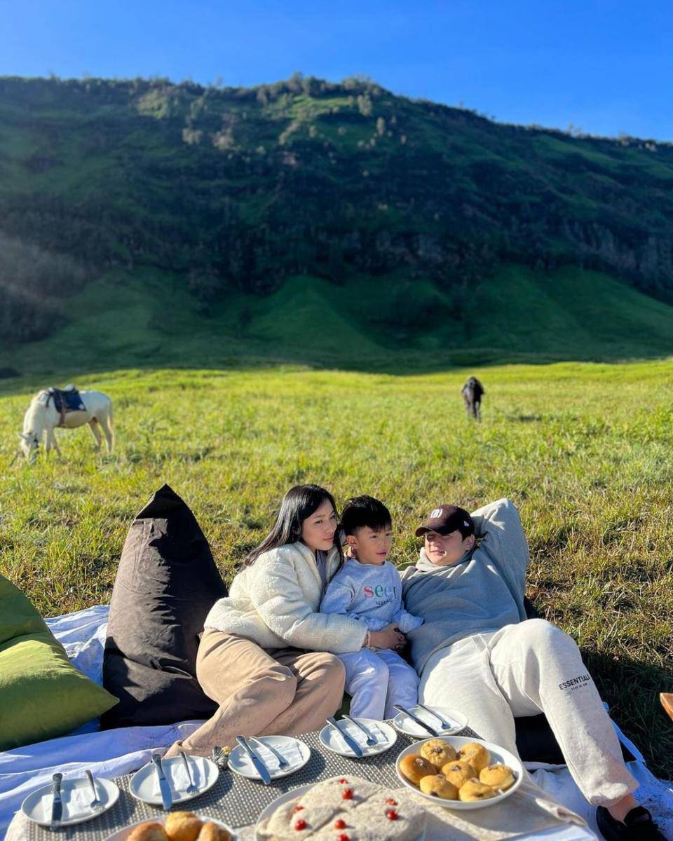 potret Arnold Poernomo dan keluarga liburan di Bromo (instagram.com/arnoldpo)