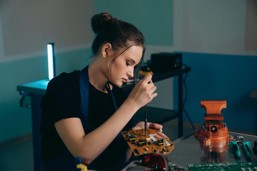 Ilustrasi Wanita sedang Tester Produk (pexels.com/Mikhail Nilov)