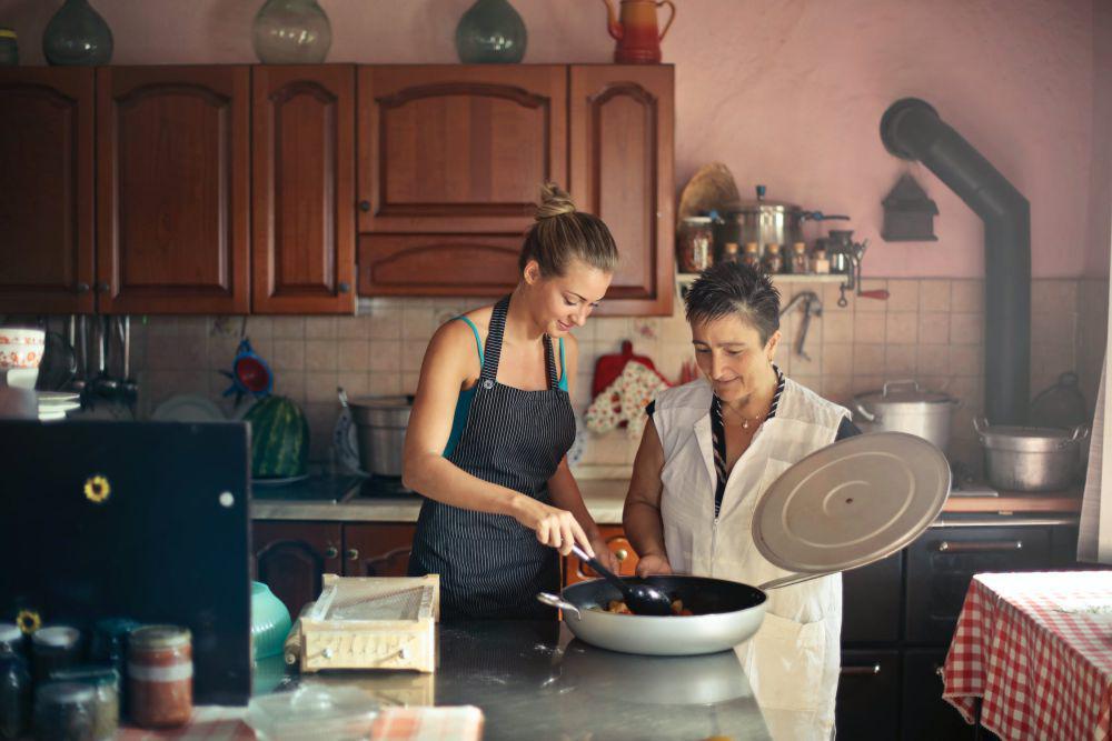 Ilustrasi orang memasak (pexels.com/Andrea Piacquadio)