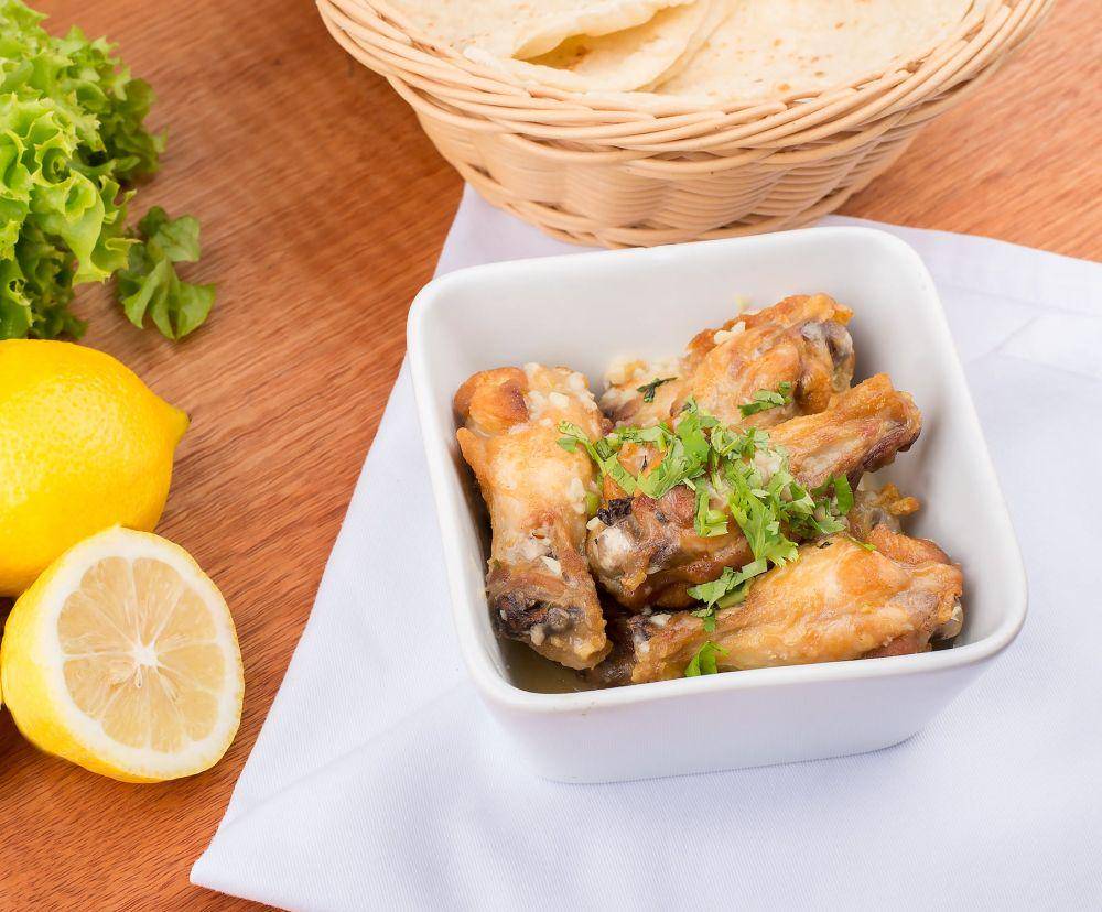 ayam goreng madu lemon (pexels.com/id-id/@shameel-mukkath-3421394/)