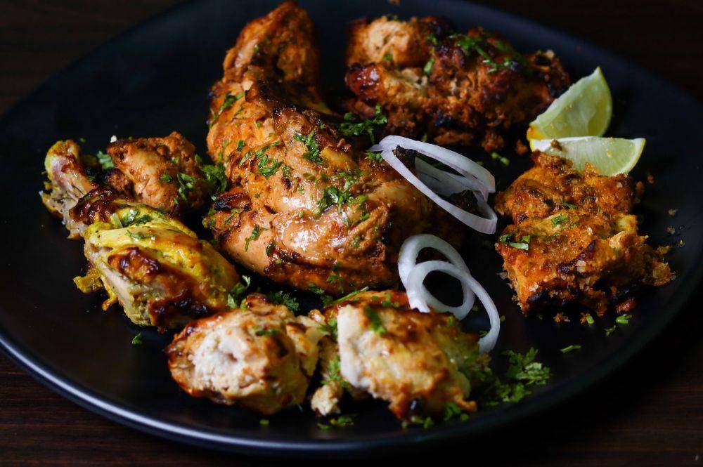 ayam madu pedas (pexels.com/id-id/@sohanikamat/)