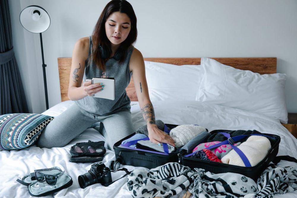 ilustrasi packing untuk liburan (pexels.com/Timur Weber)