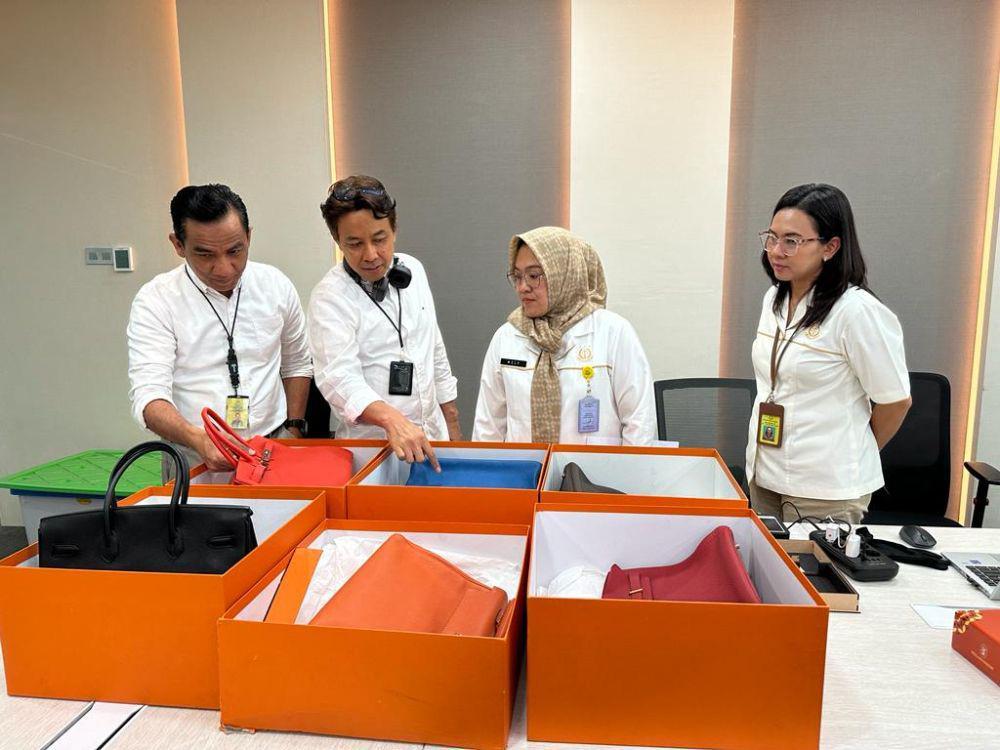 Lelang tas mewah akan digelar oleh Pusat Pemulihan Aset Kejaksaan Agung Republik Indonesia dan Kantor Pelayanan Kekayaan Negara dan Lelang (KPKNL) Jakarta IV, yang bekerja sama dengan PT Pegadaian dalam pengecekan kondisi fisik barang. (Dok. Pegadaian)