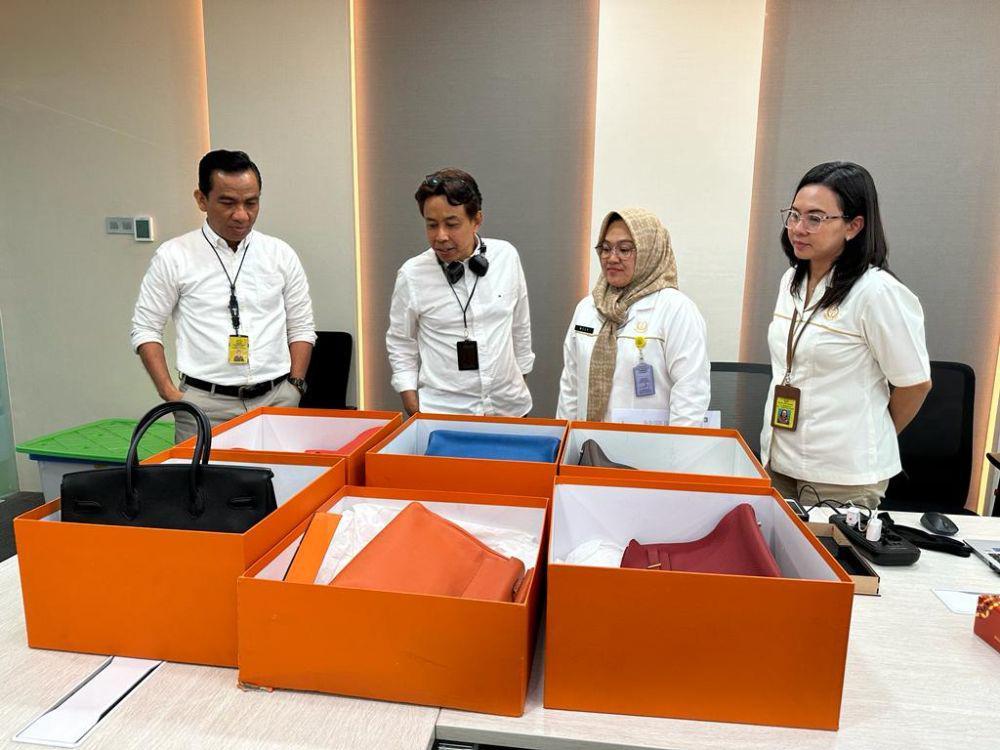 Lelang tas mewah akan digelar oleh Pusat Pemulihan Aset Kejaksaan Agung Republik Indonesia dan Kantor Pelayanan Kekayaan Negara dan Lelang (KPKNL) Jakarta IV, yang bekerja sama dengan PT Pegadaian dalam pengecekan kondisi fisik barang. (Dok. Pegadaian)