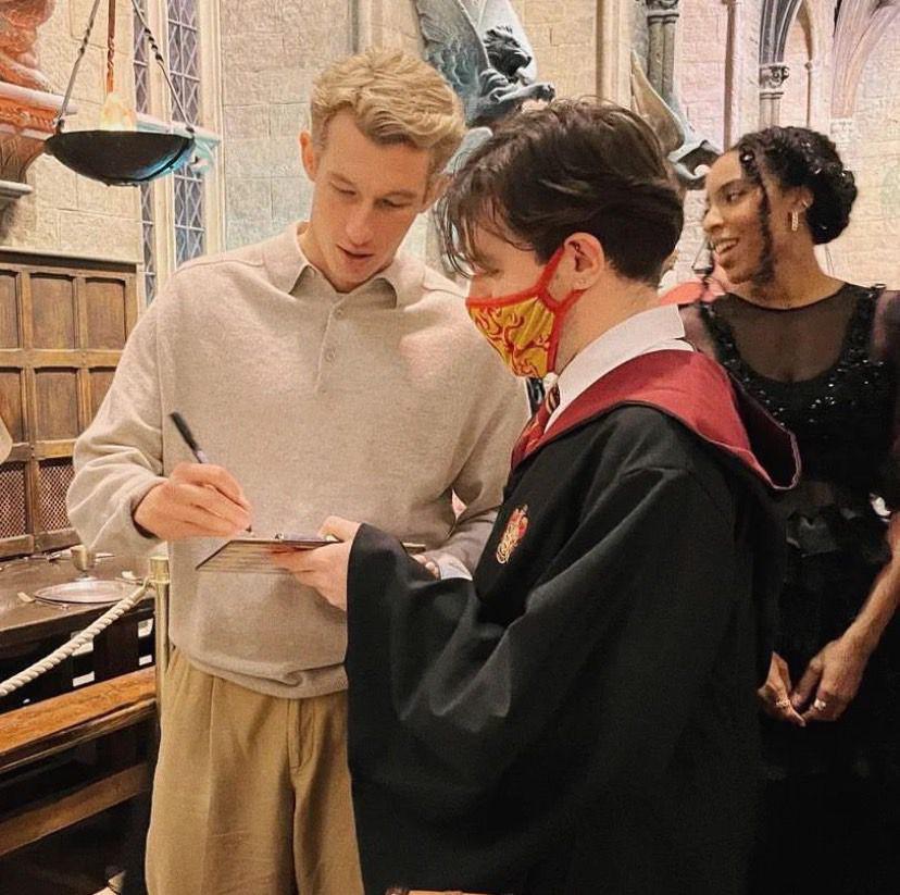 potret Callum Turner dan fans (instagram.com/mosyotaha )