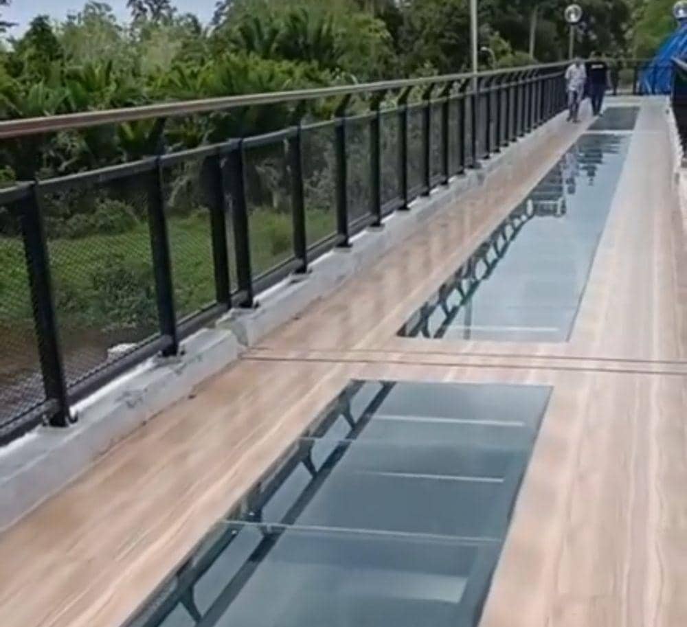 Skywalk Tengku Buwang Asmara atau jembatan kaca yang berada di Kabupaten Siak, Provinsi Riau (IDN Times/ IG mitrahotelpku)