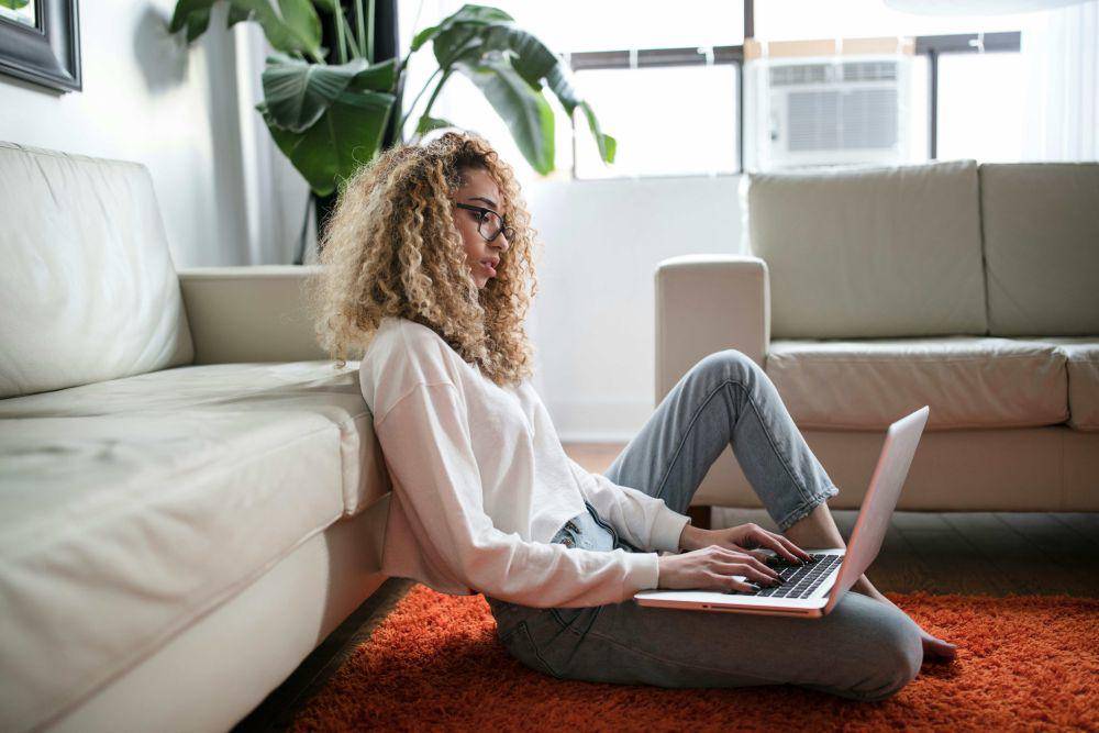 potret seorang perempuan di depan laptop (unsplash.com/Thought Catalog)