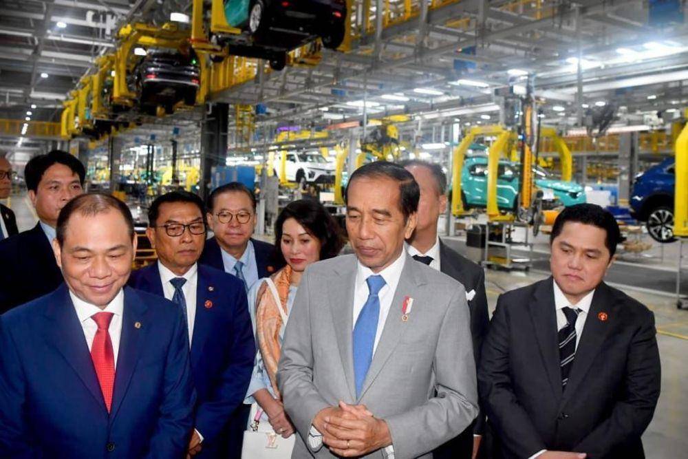 Presiden Joko Widodo bertemu dengan Chairman VinFast Pham Nat Vuong di Kantor VinFast Vietnam