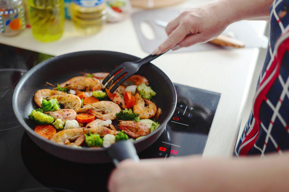 ilustrasi menumis masakan (freepik.com/valeria-aksakova)
