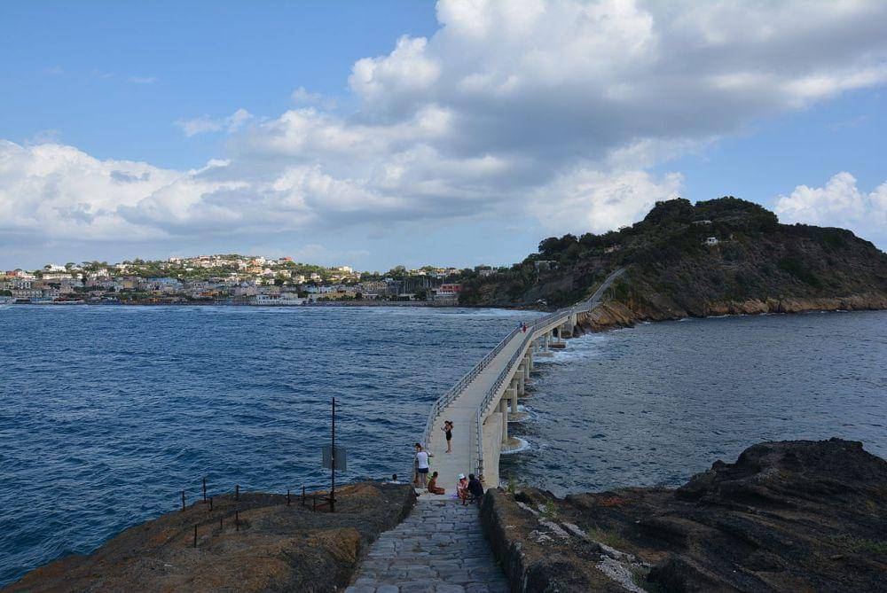 Pantai Chiaiolella (commons.wikimedia.org/Mentnafunangann)