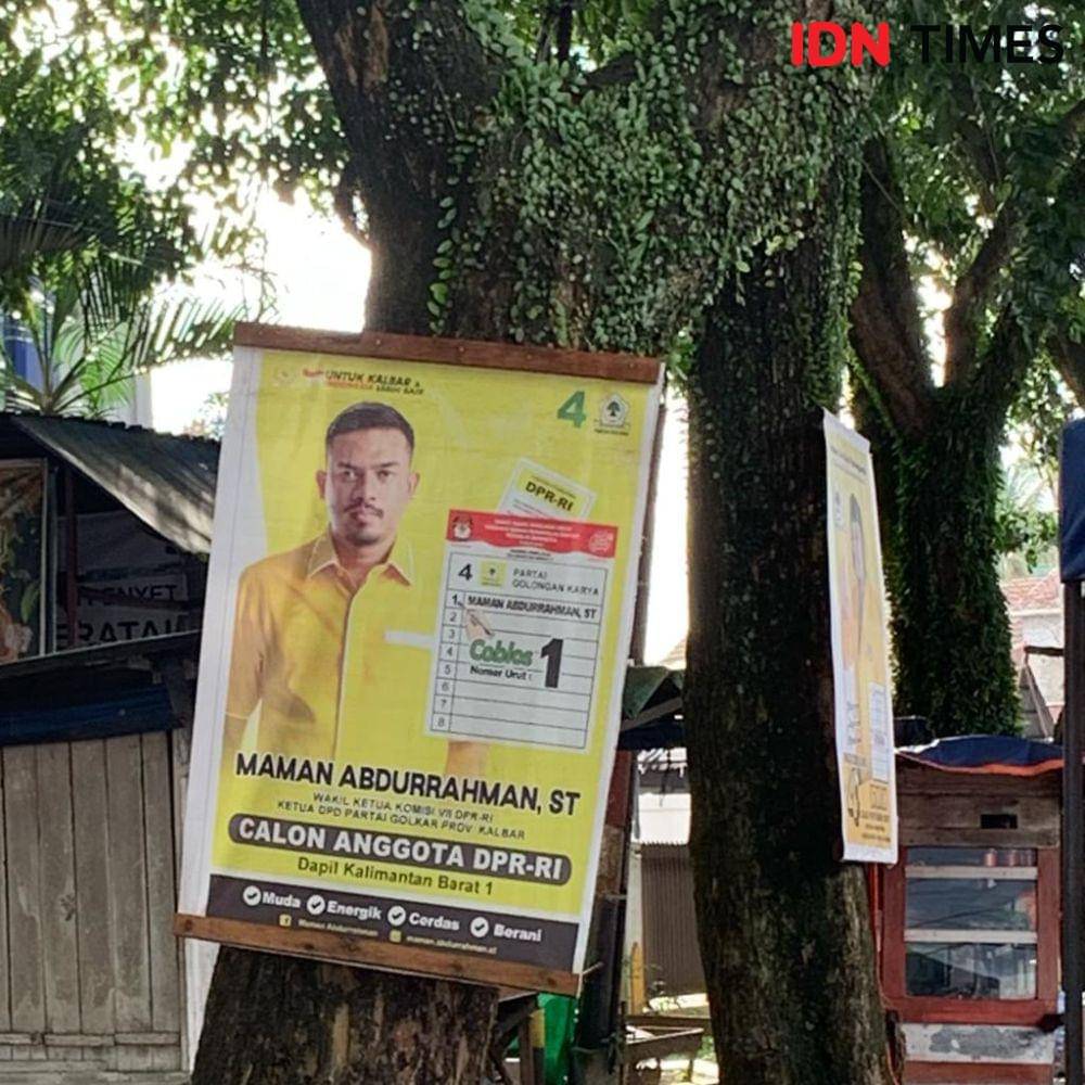 Sejumlah caleg di Pontianak memasang balihonya di pohon. (IDN Times/Istimewa).