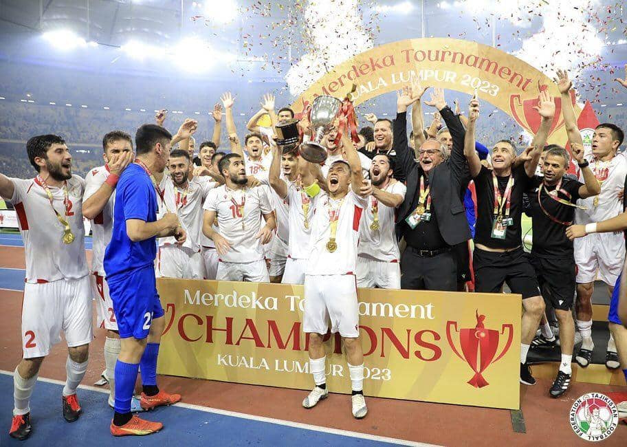 Timnas Tajikistan merayakan keberhasilan menjuarai Merdeka Tournament 2023 yang berlangsung di Kuala Lumpur, Malaysia. (Instagram.com/fft_official)