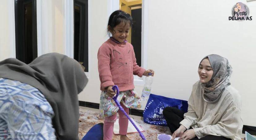 potret Putri Delina jenguk Bintang di Bandung (youtube.com/Putri Delina AS)