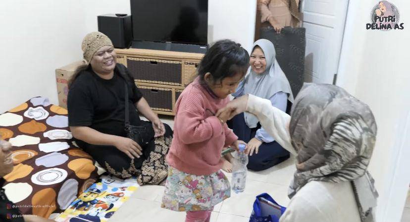 potret Putri Delina jenguk Bintang di Bandung (youtube.com/Putri Delina AS)