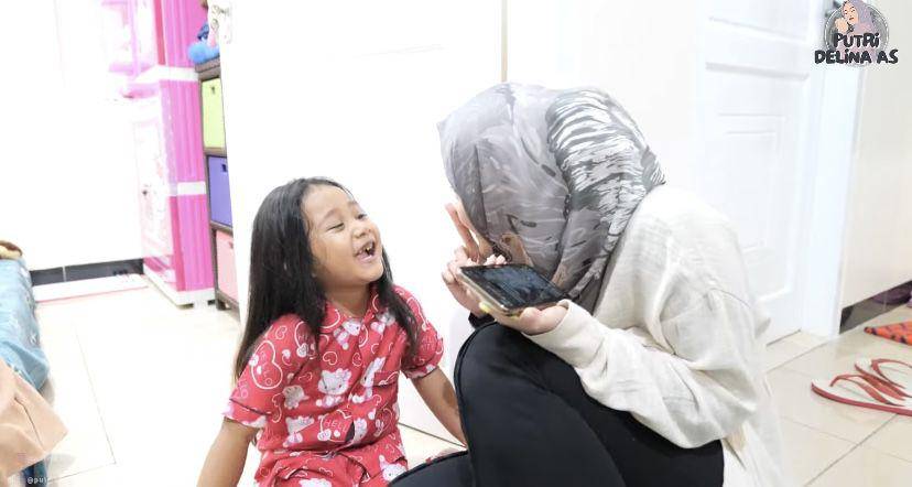 potret Putri Delina jenguk Bintang di Bandung (youtube.com/Putri Delina AS)