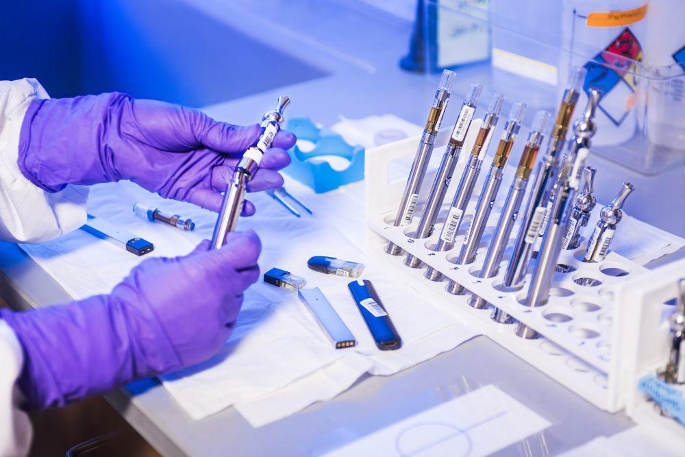 ilustrasi vape yang sedang diteliti di laboratorium (unsplash.com/CDC)