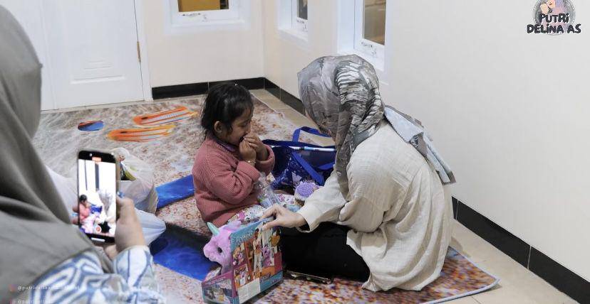 potret Putri Delina jenguk Bintang di Bandung (youtube.com/Putri Delina AS)
