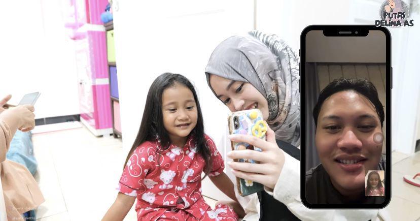 8 Potret Putri Delina Jenguk Adik Sambungnya di Bandung