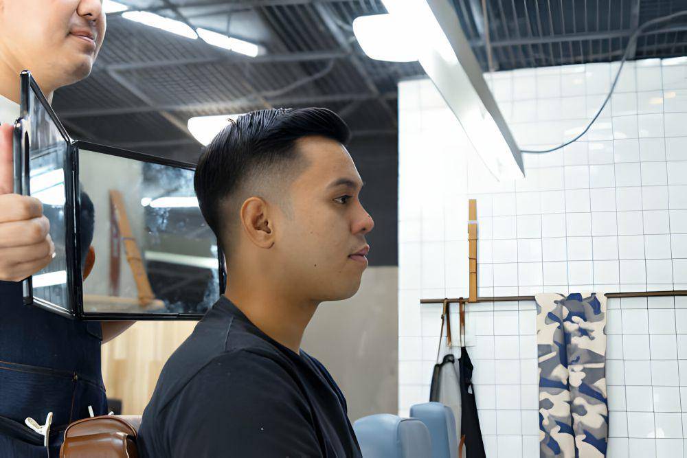 ilustrasi fade cut dengan quiff (istockphoto.com/eyesfoto)
