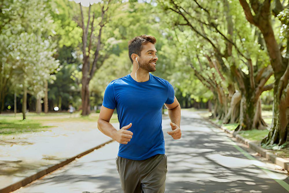 ilustrasi pria mengenakan pakaian yang fit di badan (istockphoto.com/PeopleImages)