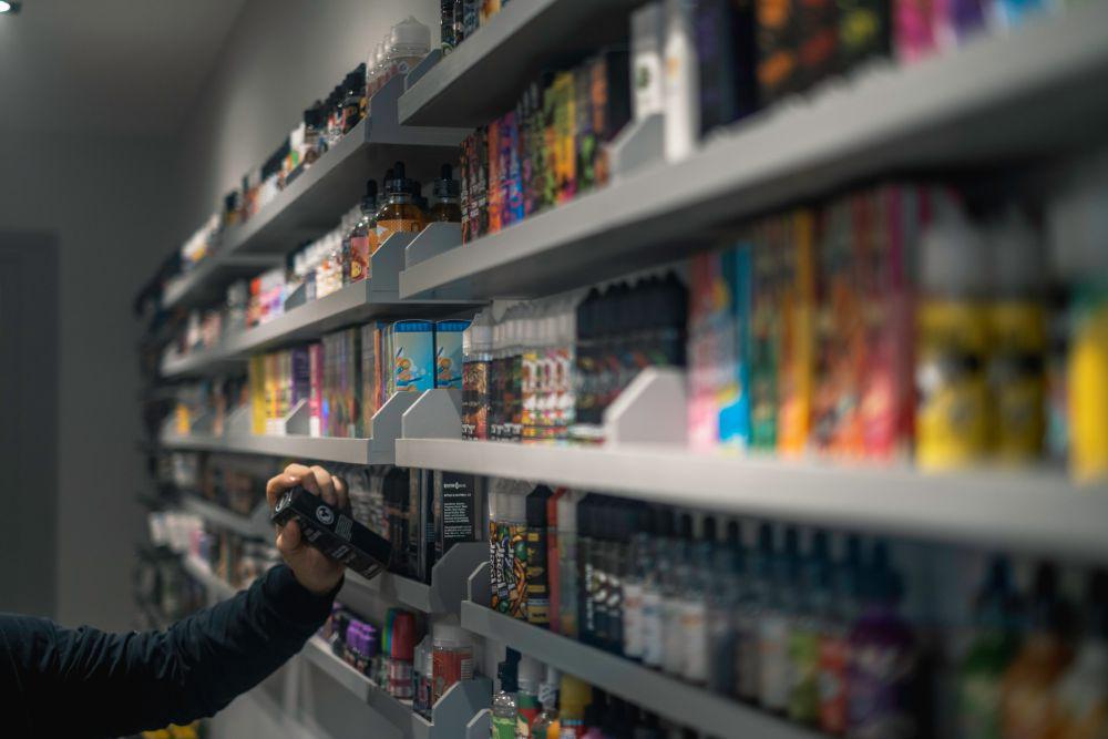 ilustrasi seorang pria membeli vape (unsplash.com/E-Liquids UK)