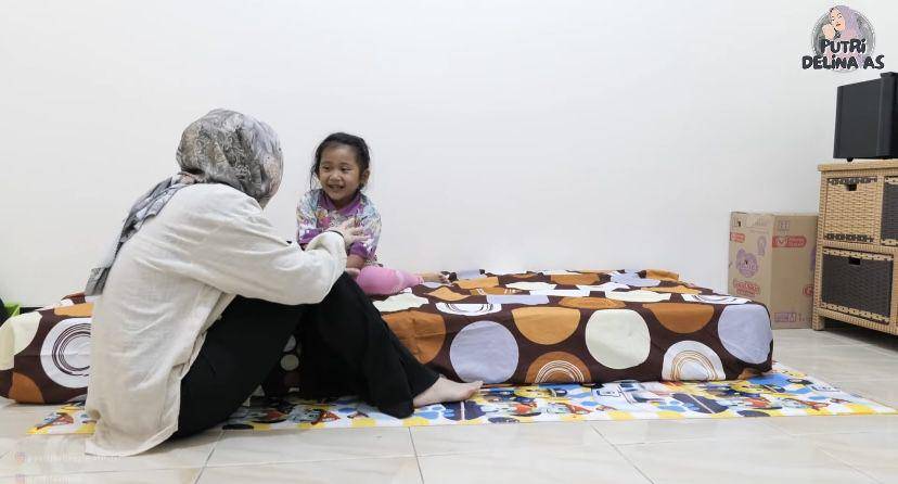 potret Putri Delina jenguk Bintang di Bandung (youtube.com/Putri Delina AS)