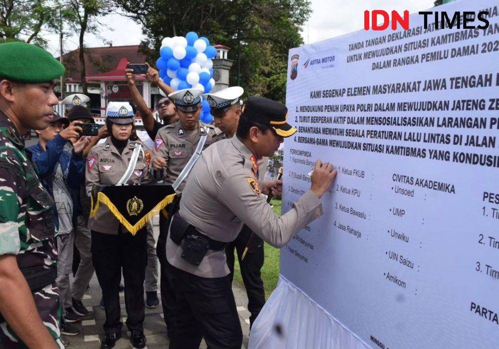 Kapolresta Banyumas Kombes Pol. Eddy Suranta Sitepu mengawali tandatangan deklarasi zero Knalpot brong, Minggu (14/1/2024).(IDN Times/Cokie Sutrisno).
