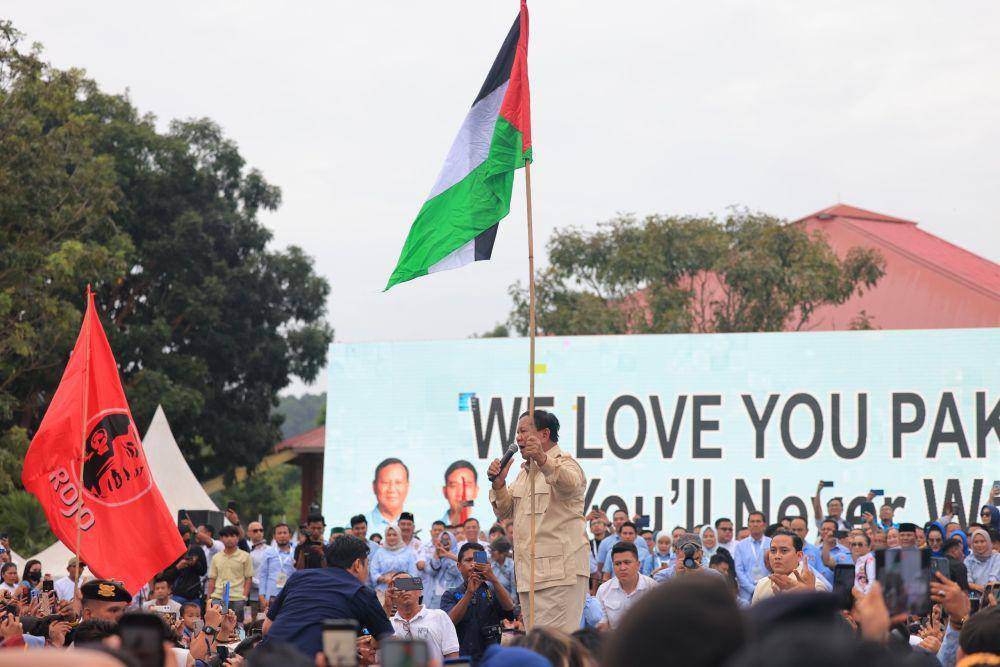 Calon presiden (capres) nomor urut 2, Prabowo Subianto disambut meriah belasan ribu warga dalam agenda 'Silaturahmi Akbar Relawan Prabowo-Gibran' di area Sport Hall Temenggung Abdul Jamal, Kota Batam, Kepulauan Riau, Sabtu (13/1/2024). (Dok. TKN Prabowo-Gibran)