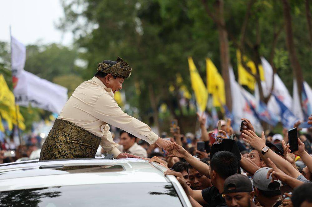 Calon presiden (capres) nomor urut 2, Prabowo Subianto disambut meriah belasan ribu warga dalam agenda 'Silaturahmi Akbar Relawan Prabowo-Gibran' di area Sport Hall Temenggung Abdul Jamal, Kota Batam, Kepulauan Riau, Sabtu (13/1). (Dok. TKN Prabowo-Gibran)