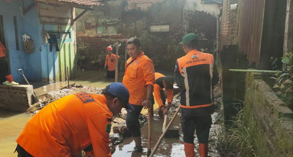 Banjir Mulai Surut, Warga Dayeuhkolot Bebersih Rumah dari Lumpur