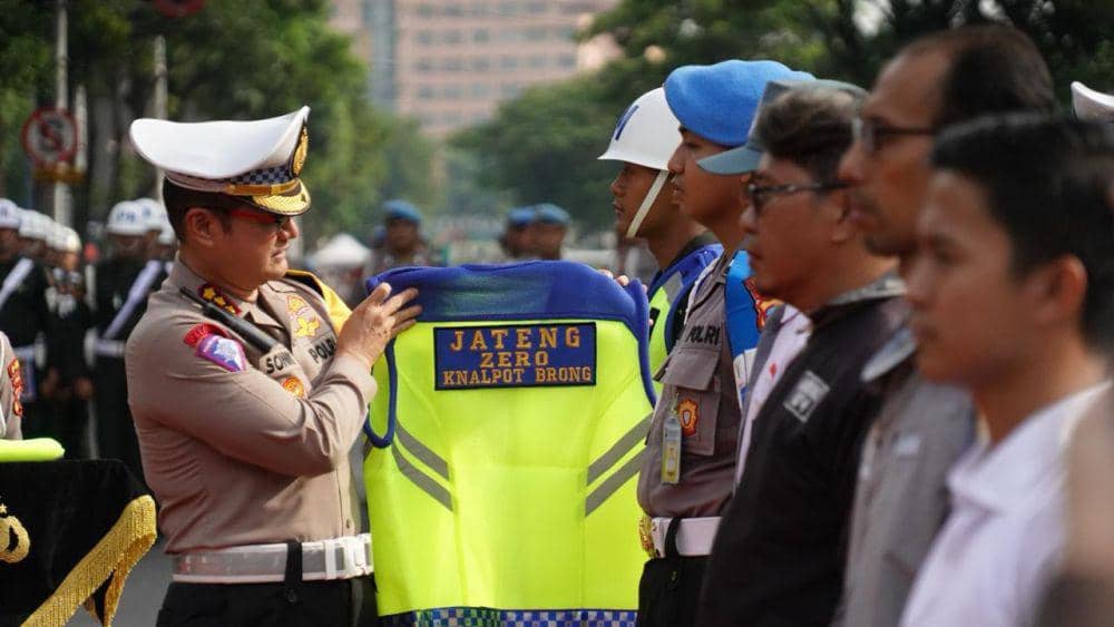 Dirlantas Polda Jateng Kombes Pol Sonny Irawan memperlihatkan rompi bertuliskan zero knalpot brong. (IDN Times/Dok Humas Polda Jateng)