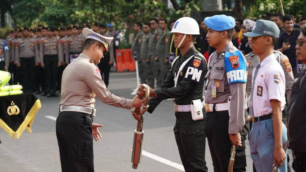 Dirlantas Polda Jateng Kombes Pol Sonny Irawan secara simbolis menyerahkan knalpot brong kepada personel CPM. (IDN Times/Dok Humas Polda Jateng)
