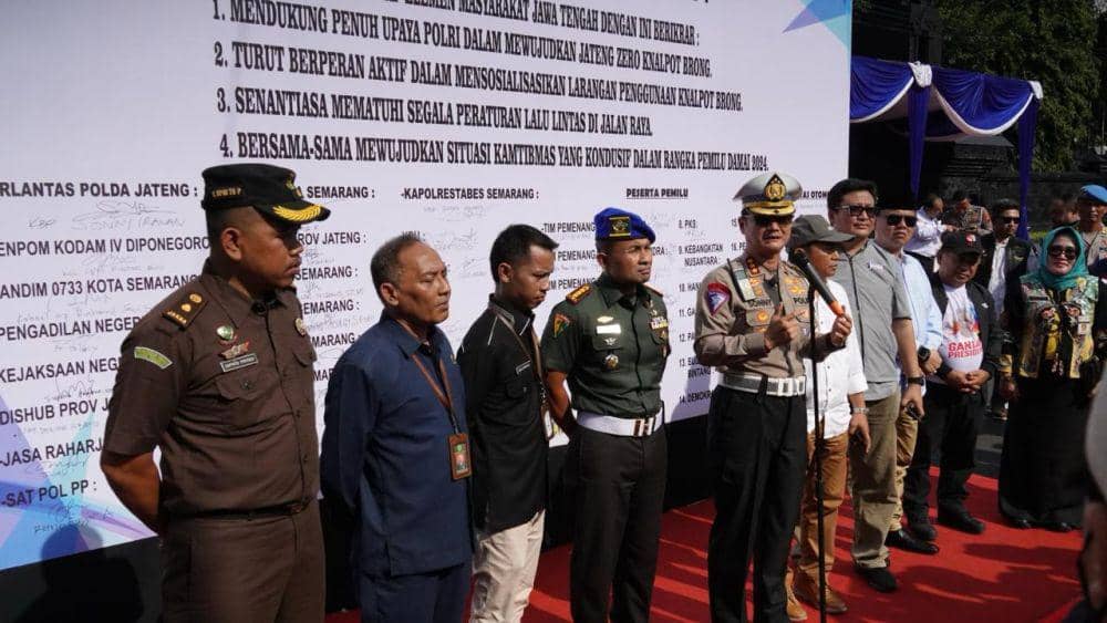 Perwakilan dari unsur kejaksaan Semarang, partai politik, Denpom, Dirlantas Polda Jateng Kombes Pol Sonny Irawan dan penyelenggara Pemilu saat memberikan pernyataan kepada media di depan Gubernuran Semarang. (IDN Times/Dok Humas Polda Jateng)
