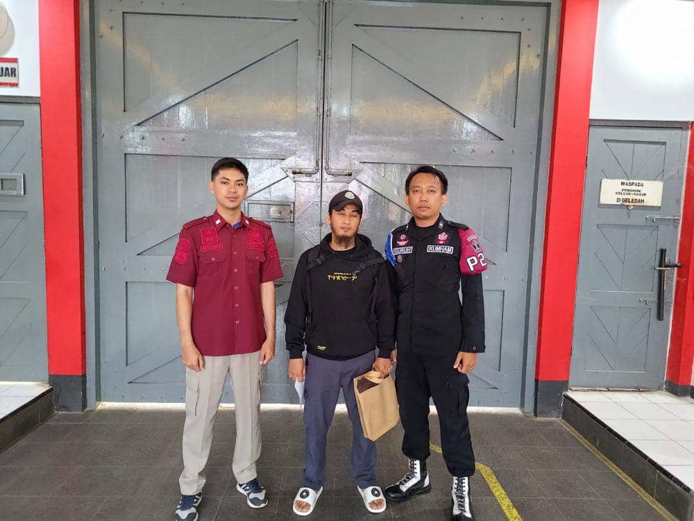 Perwakilan petugas Lapas Kedungpane dan Densus Antiteror menemani Arisal Nano Supriyatna yang bebas pagi tadi. (IDN Times/Dok Humas Lapas Kedungpane Semarang)