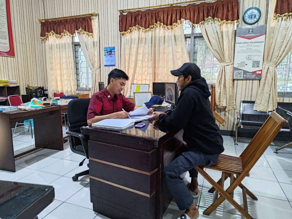 Seorang napiter bernama Arisal Nano Supriyatna saat mengikuti proses pernyataan bebas murni dari unit pembinaan Lapas Kedungpane Semarang. (IDN Times/Dok Humas Lapas Kedungpane Semarang)