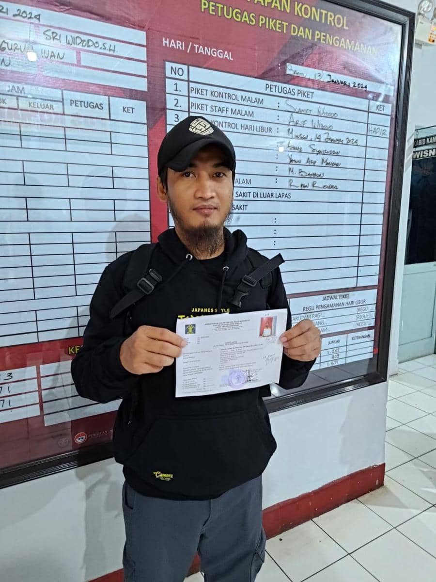 Arisal Nano Supriyatna, seorang narapidana kasus terorisme menunjukkan surat bebas murni yang diterbitkan Kemenkumham dan Lapas Kedungpane Semarang. (IDN Times/Dok Humas Lapas Kedungpane Semarang)