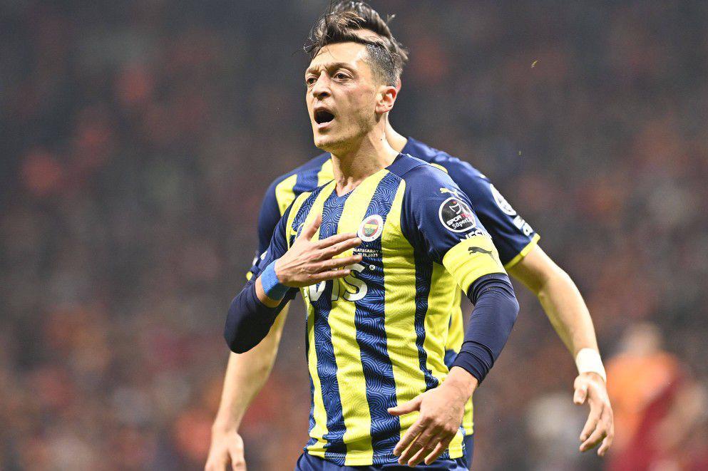 Mesut Ozil (twitter.com/M10)