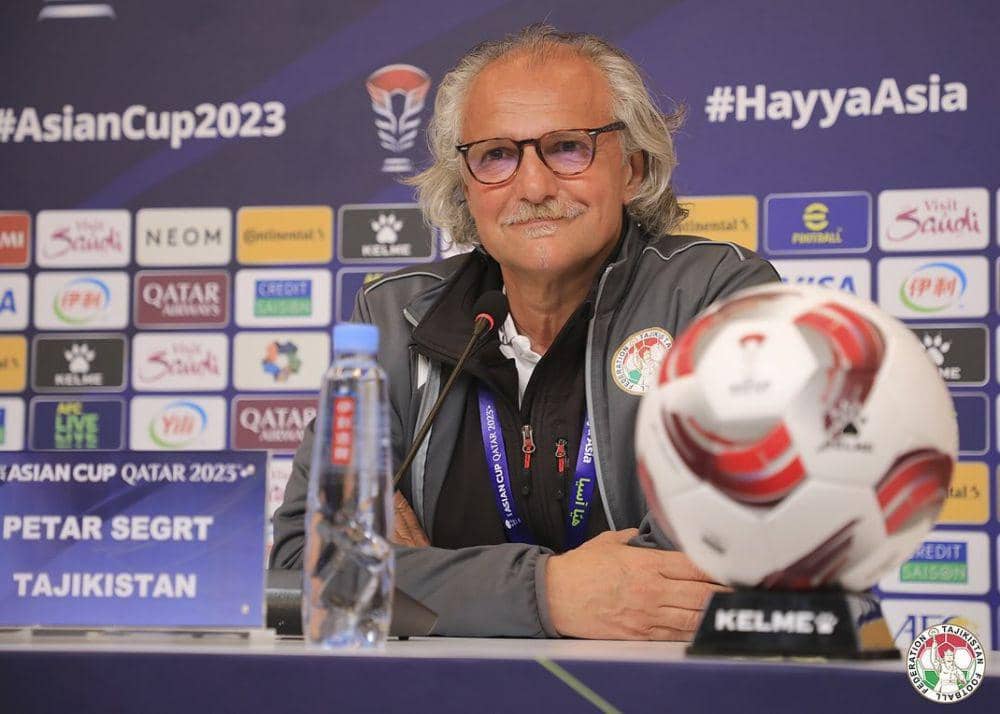 Pelatih Timnas Tajikistan, Petar Segrt, dalam sesi jumpa pers jelang pertandingan Grup A Piala Asia 2023 Qatar pada Jumat 12 Januari 2024. (Instagram.com/fft_official)