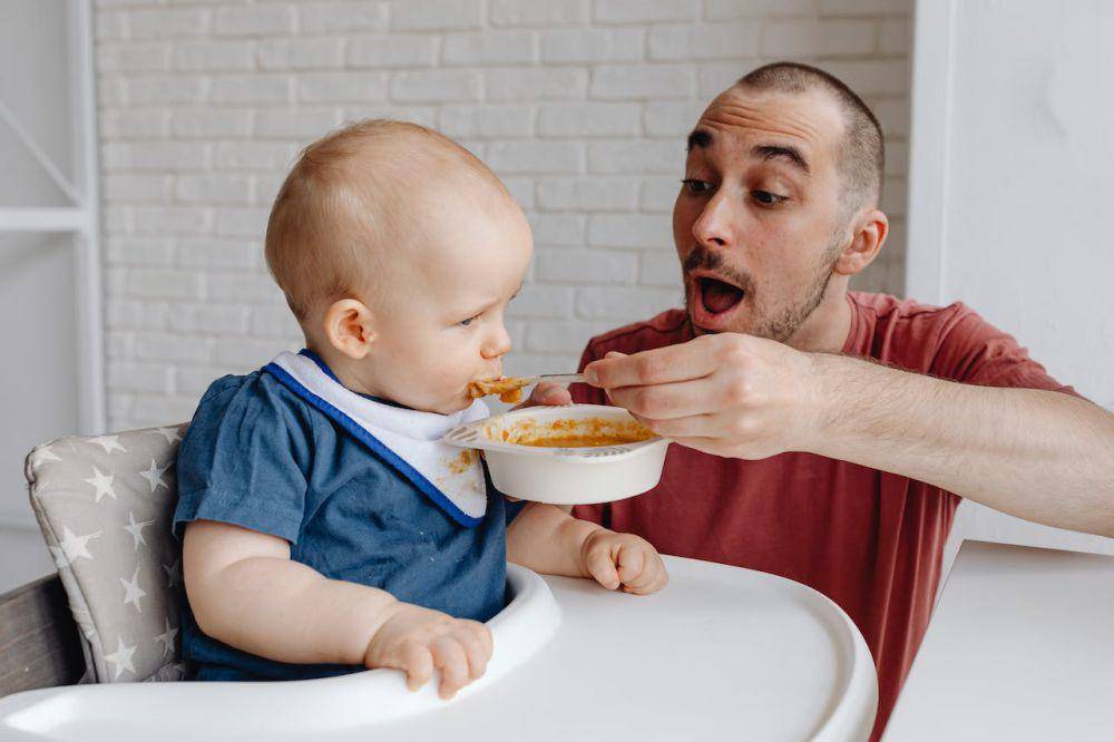 ilustrasi bayi sedang makan (pexels.com/Karolina Grabowska)