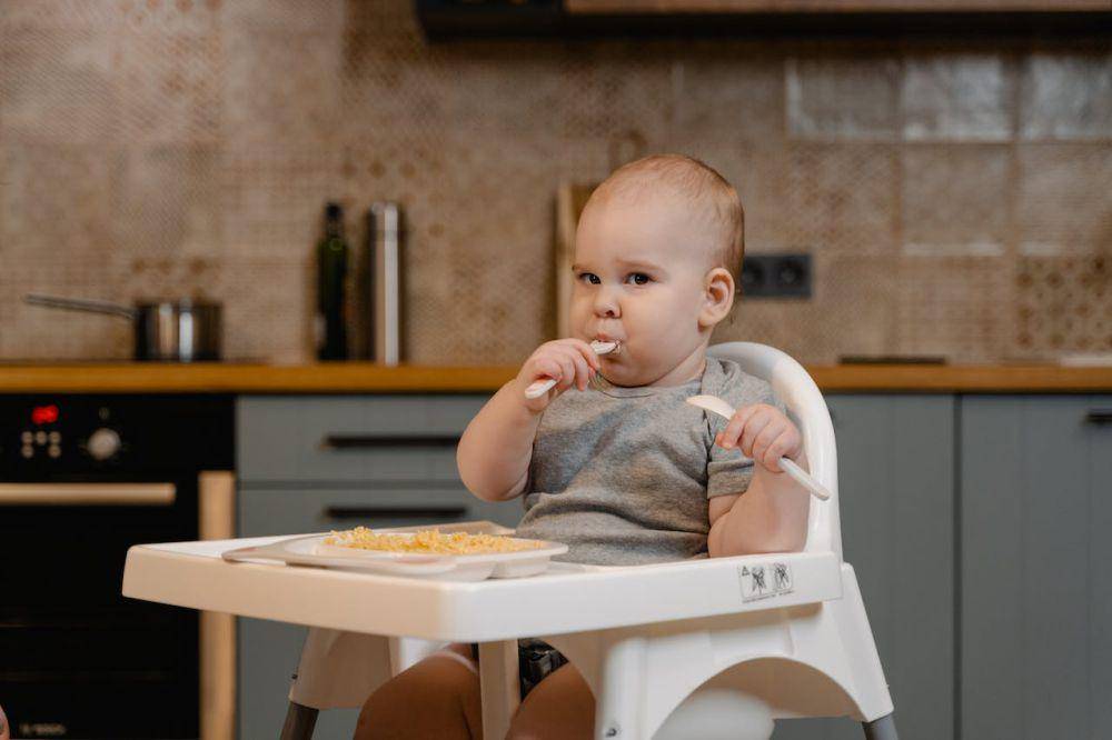 ilustrasi bayi sedang makan (pexels.com/MART PRODUCTION)