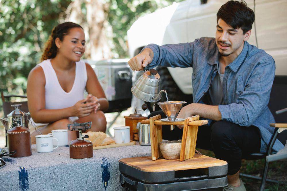 ilustrasi laki-laki menuang kopi (pexels.com/uriel-mont)