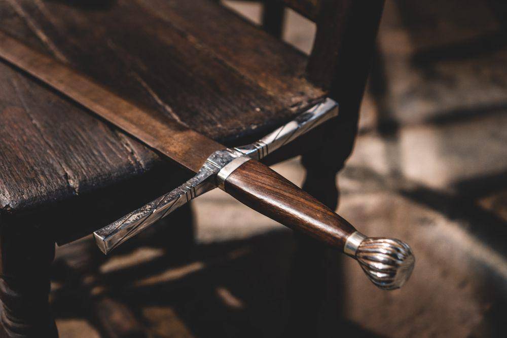 ilustrasi katana (unsplash.com/Jonathan Kemper)