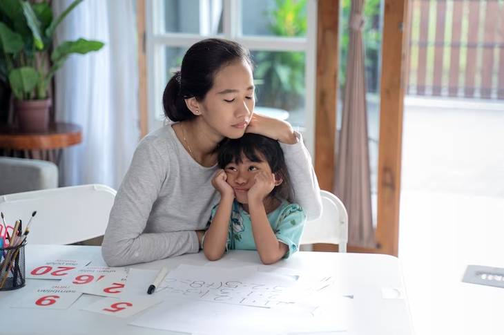 ilustrasi orangtua menenangkan anak rewel (freepik.com/odua)