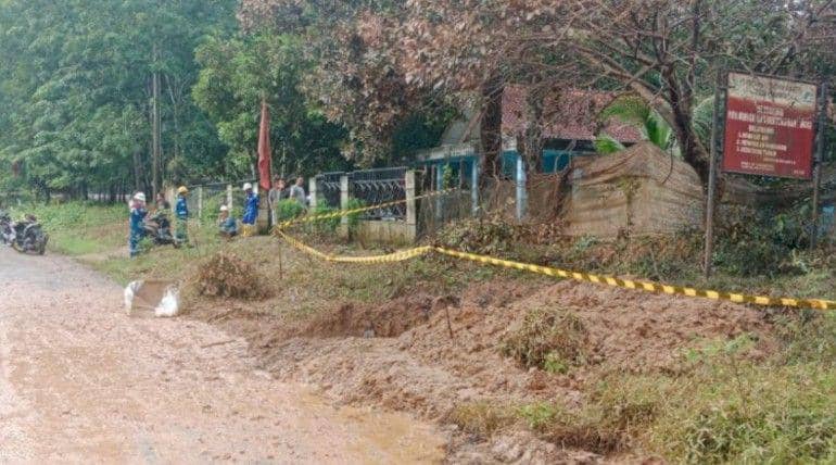 Pipa Migas Pertamina Meledak, Puluhan Warga PALI Mengungsi