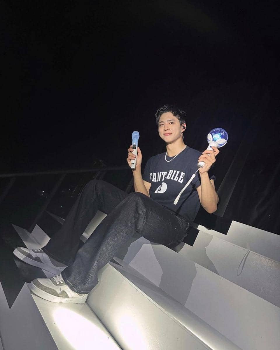 long pants hitam ala Park Bo Gum (instagram.com/bogummy)