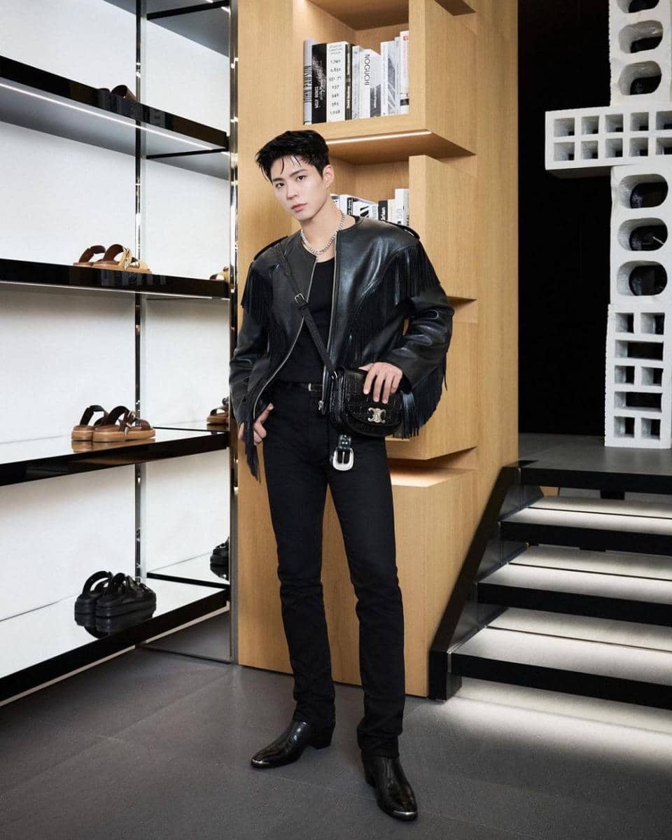 long pants hitam ala Park Bo Gum (instagram.com/bogummy)