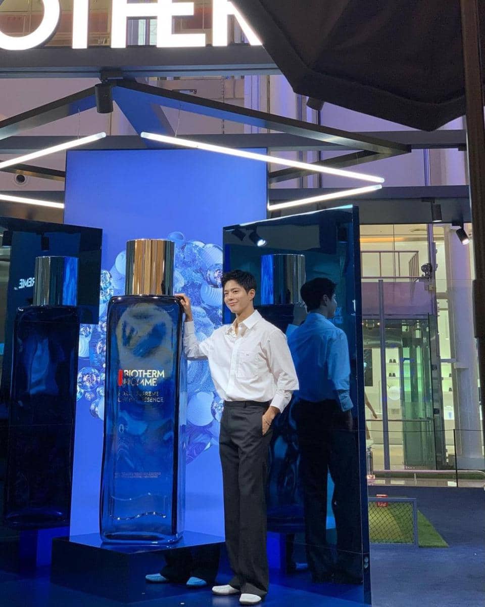 long pants hitam ala Park Bo Gum (instagram.com/bogummy)