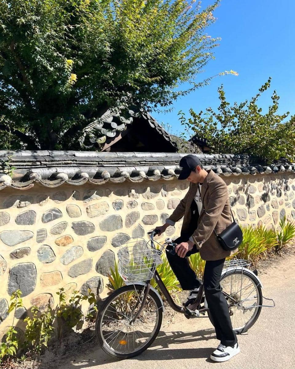 long pants hitam ala Park Bo Gum (instagram.com/bogummy)