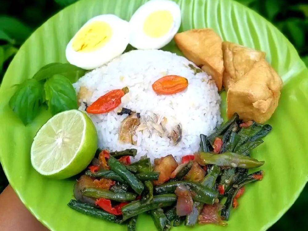 nasi bekepor dan lauk pendamping (instagram.com/puspita_nagari_)